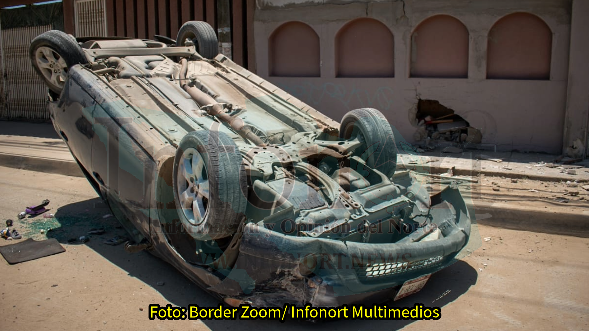 Ladrones de vehículo chocan contra una casa y terminan volcados