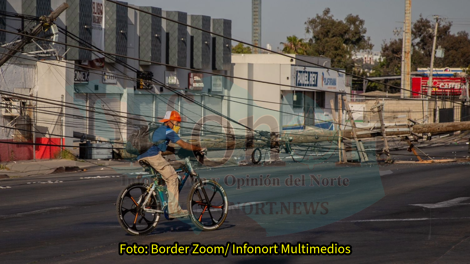 Caen 7 postes en bulevar Federico Benítez y 15 carros resultan con daños 