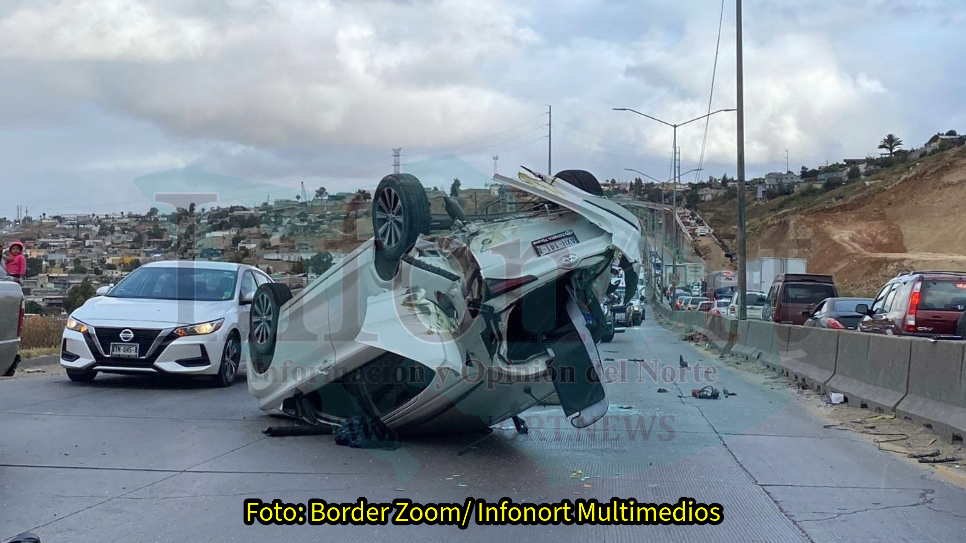 Camión de transporte privado provoca volcadura y se da a la fuga