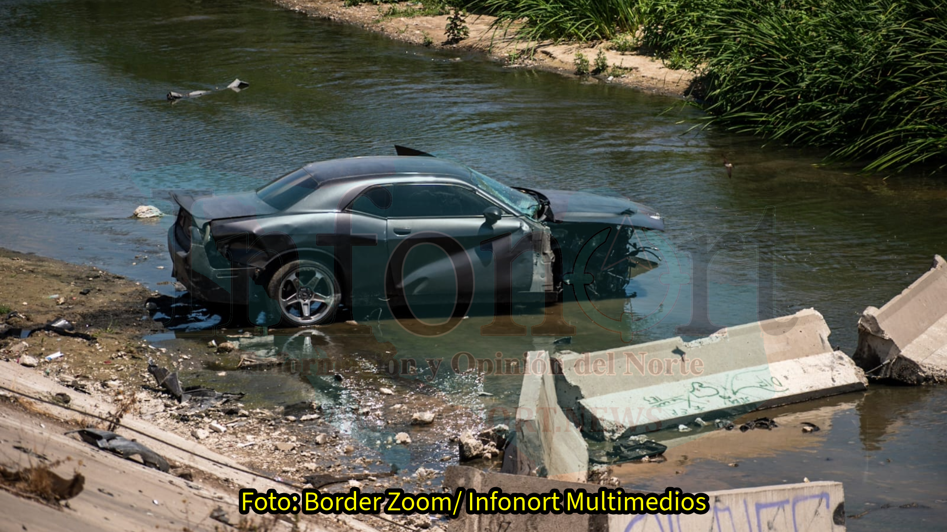 Automóvil deportivo cae a la canalización tras chocar sobre la Vía Rápida Poniente