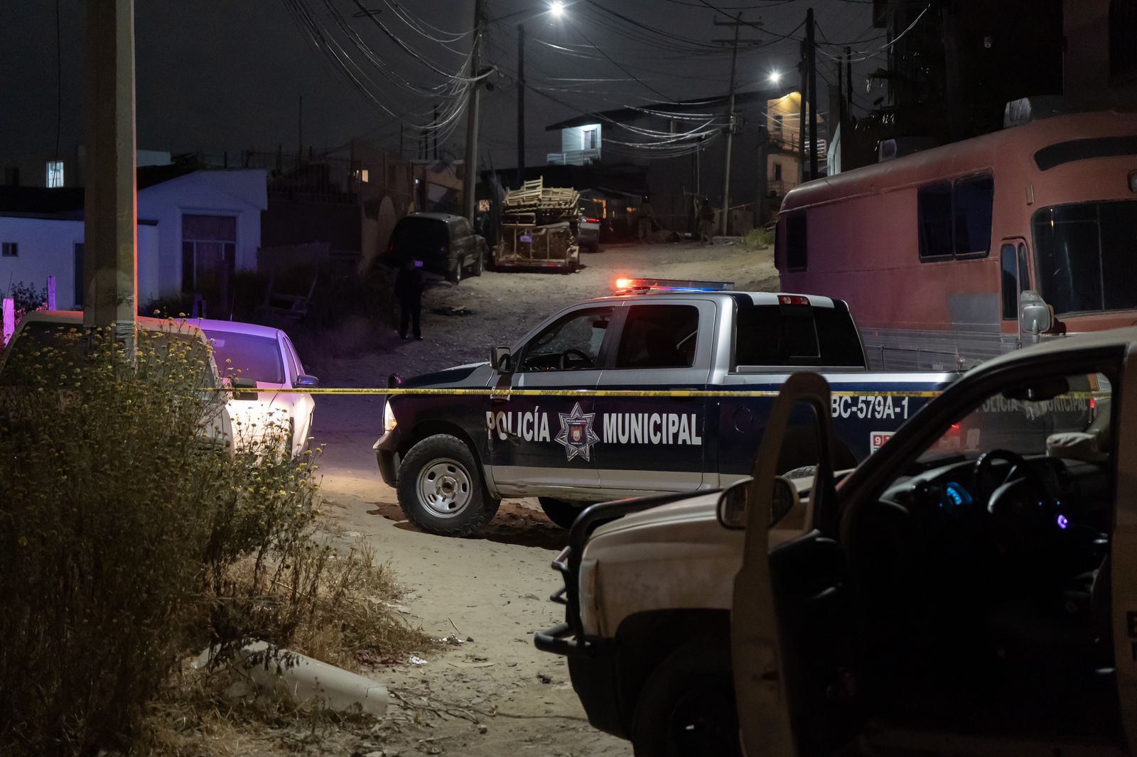 Arrojan cuerpo atado de pies y manos en la vía pública