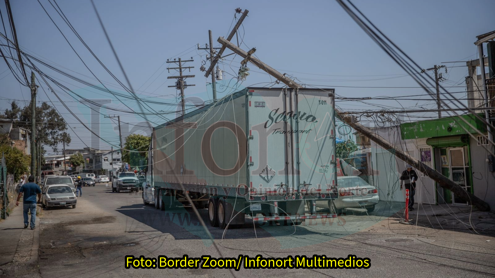 Tráiler derriba 4 postes en la «70-76» y daña autos