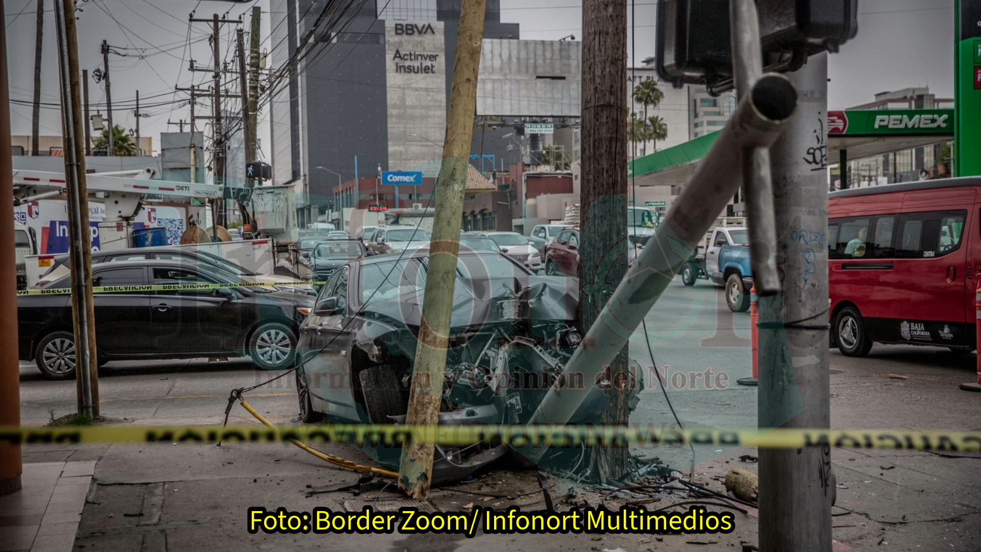 Mujer choca y derriba tres postes en bulevar Agua Caliente