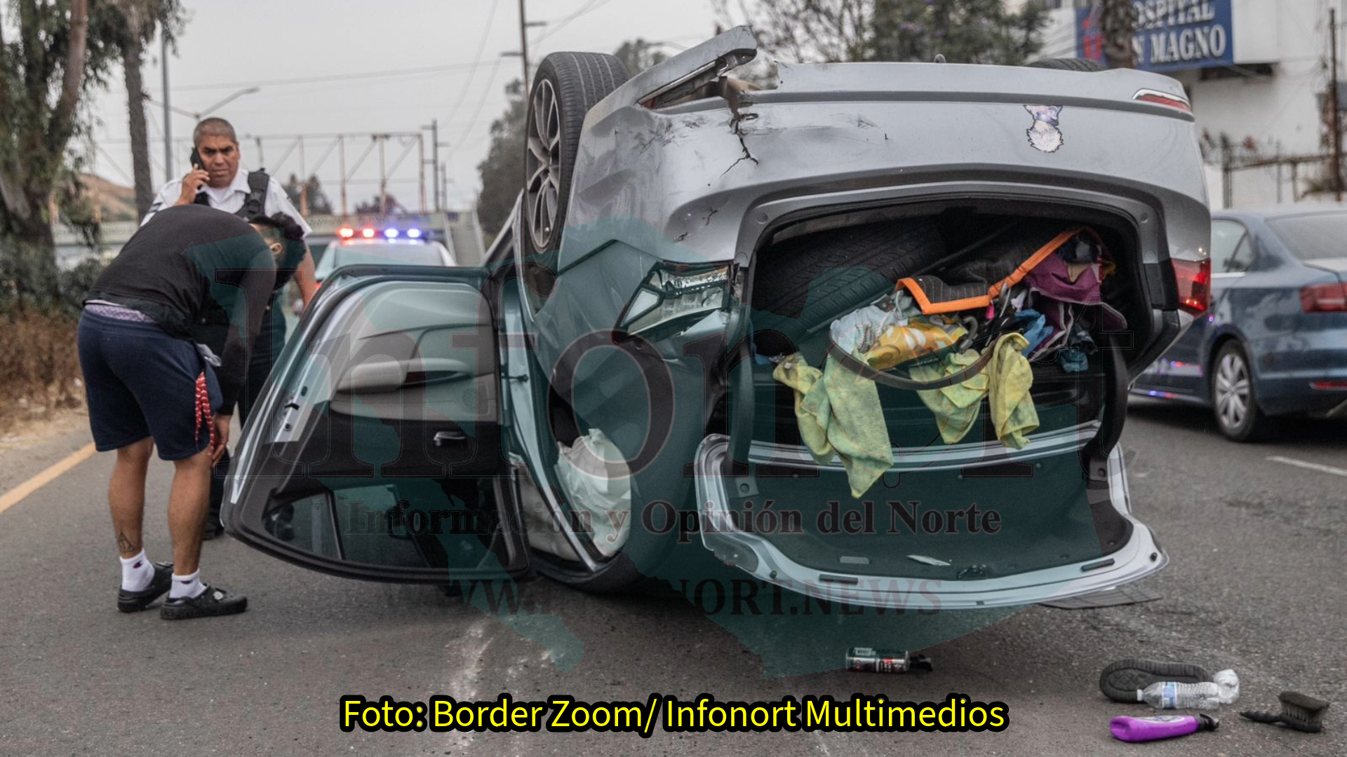 Vuelca auto sobre bulevar Fundadores