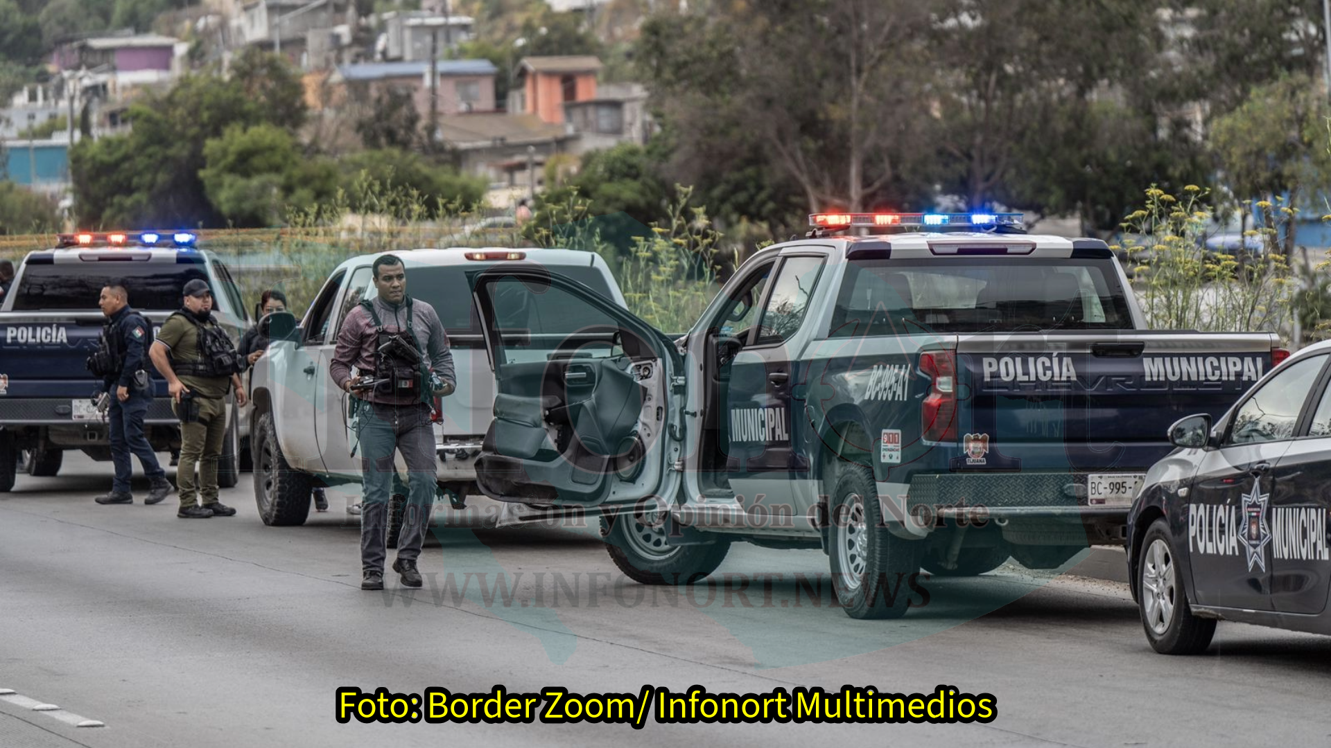 Mujer roba una patrulla, con todo y detenido