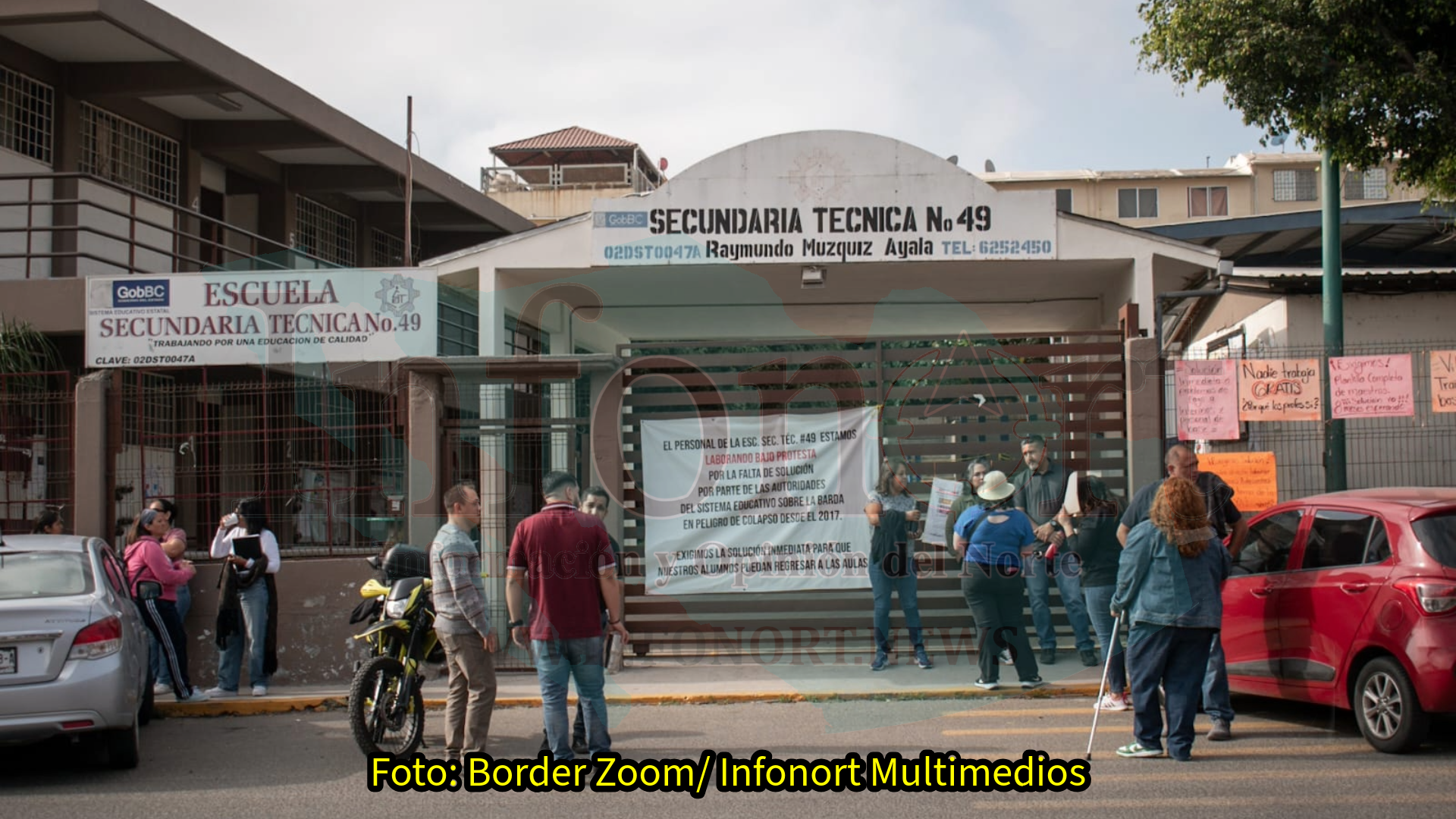 Maestros y padres hacen paro en Secundaria Técnica No.49, en Tijuana