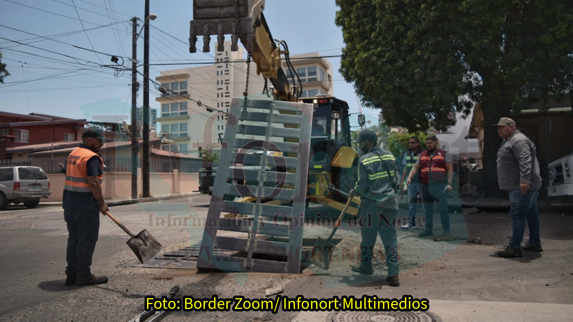 Bomberos rescatan una mujer en situación de calle atrapada en alcantarilla, en colonia Gabilondo