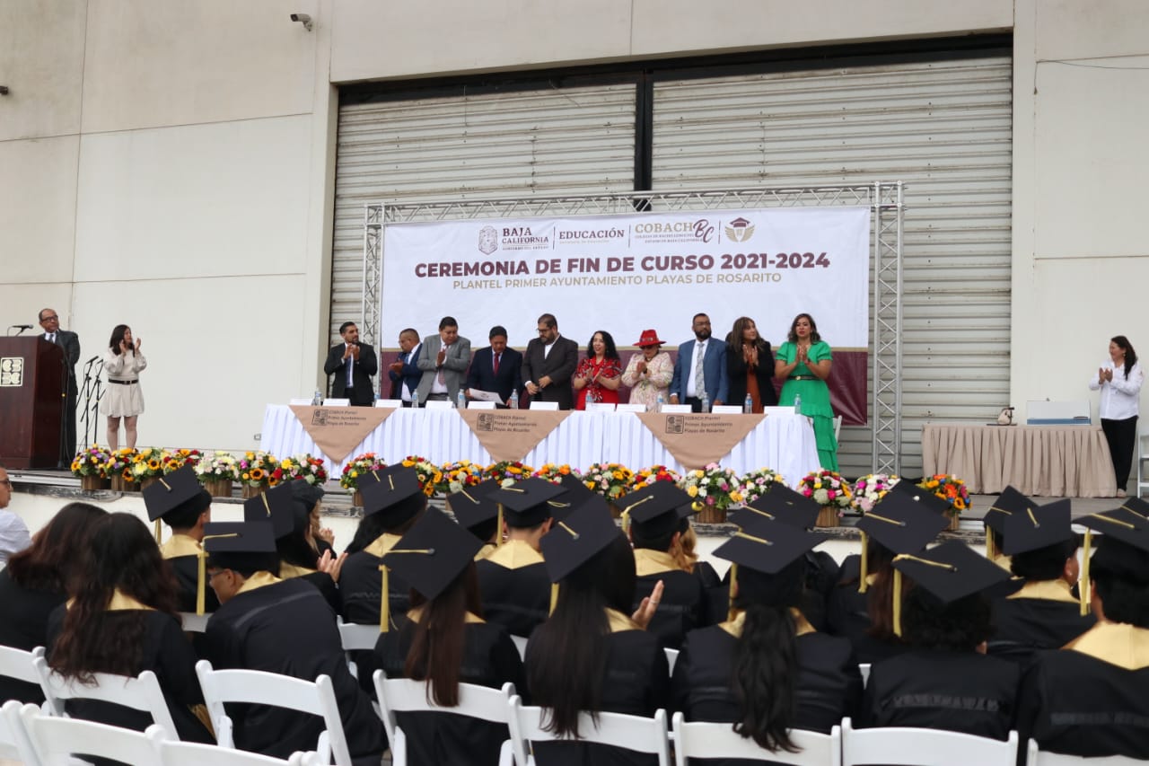 Asiste Araceli Brown a ceremonia de graduación de Cobach Primer Ayuntamiento
