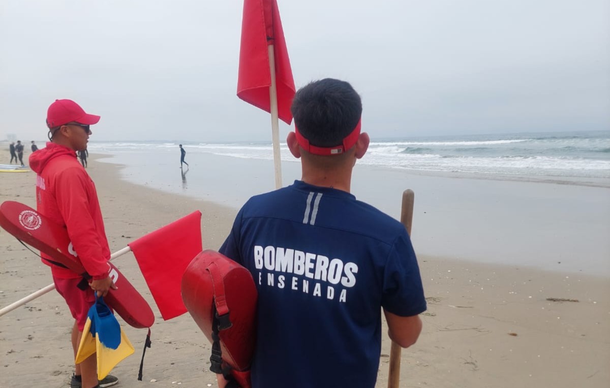 Llaman Bomberos de Ensenada a no ingresar al mar en Playa El Punto