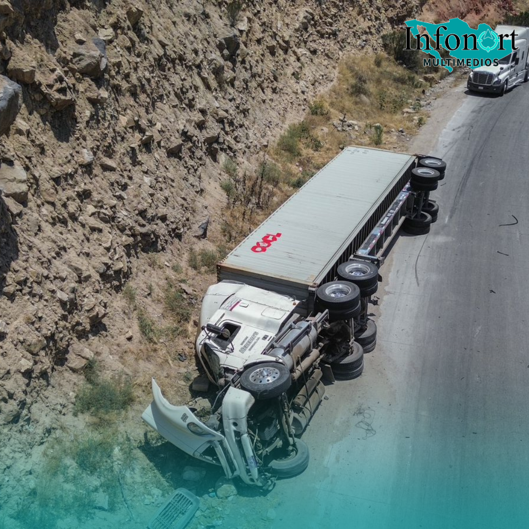 Vuelca tráiler en el 2000