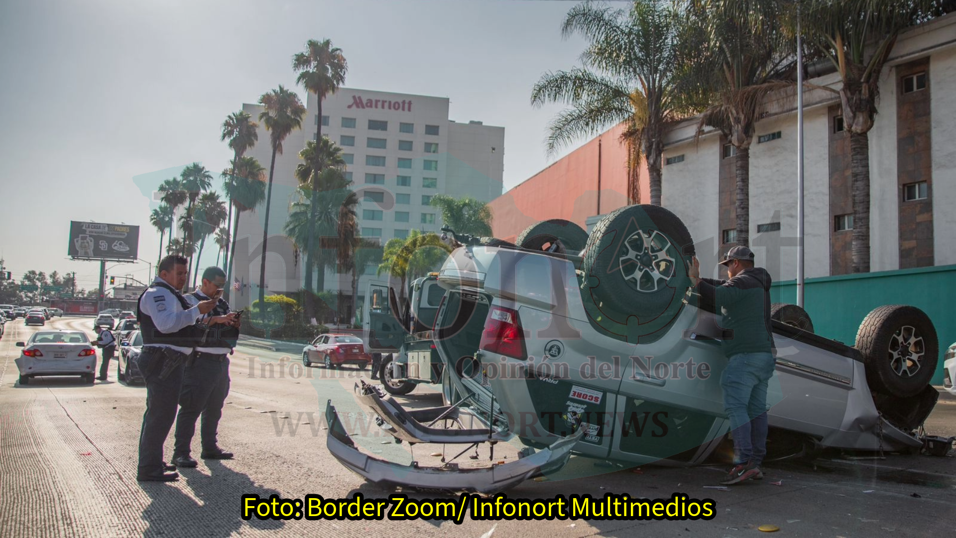 Camioneta volcada deja choque de tres autos sobre el bulevar Agua Caliente
