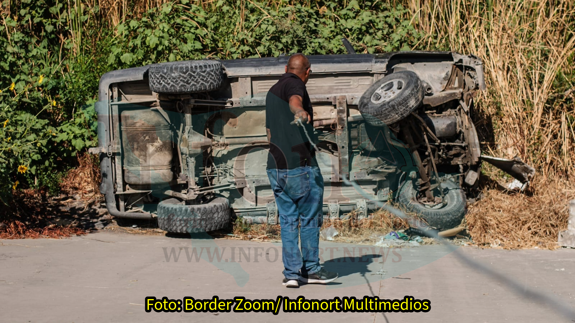 Automóvil cae a la canalización tras falla mecánica, en Vía Rápida Poniente