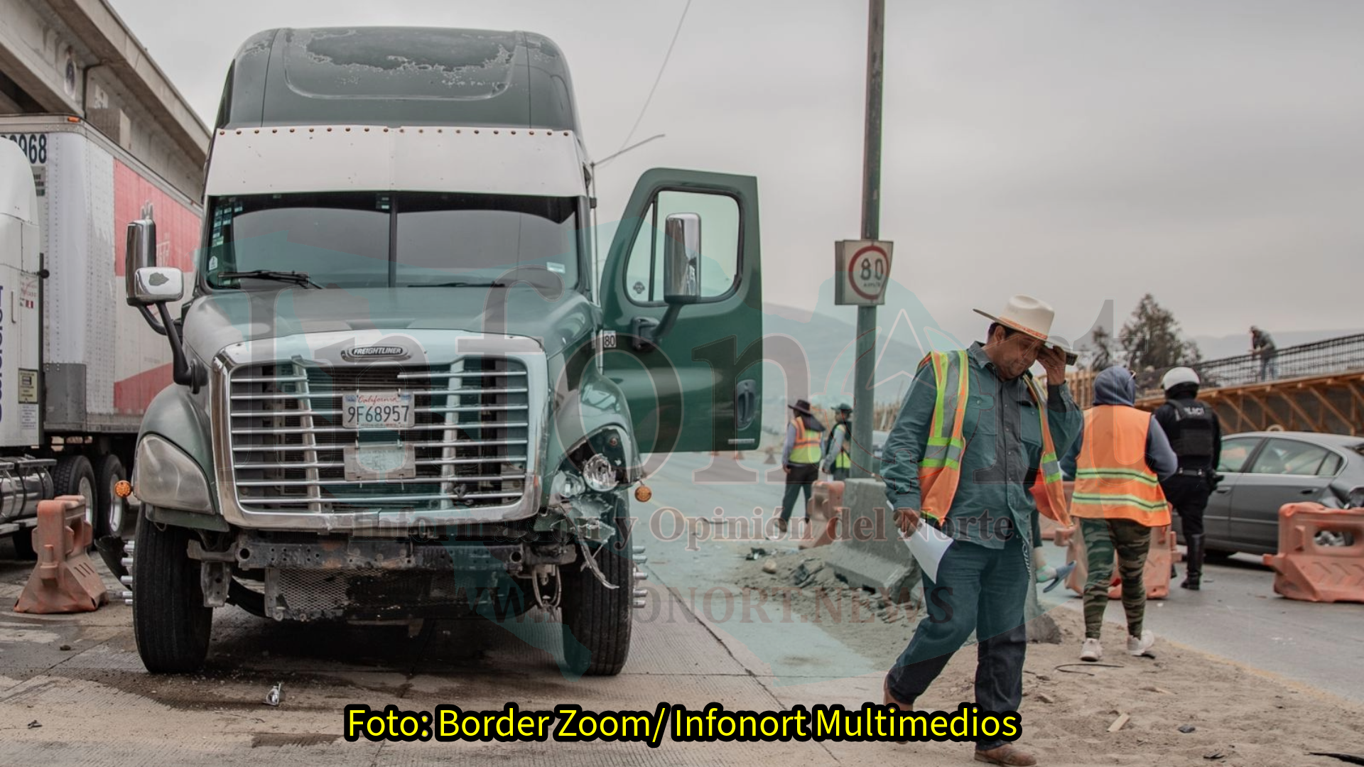 Un motociclista lesionado en choque entre auto, tráiler y moto, en Tijuana
