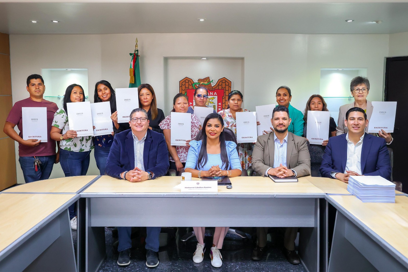 ENTREGA MONTSERRAT CABALLERO 895 CÉDULAS CATASTRALES Y 65 TITULOS DE PROPIEDAD