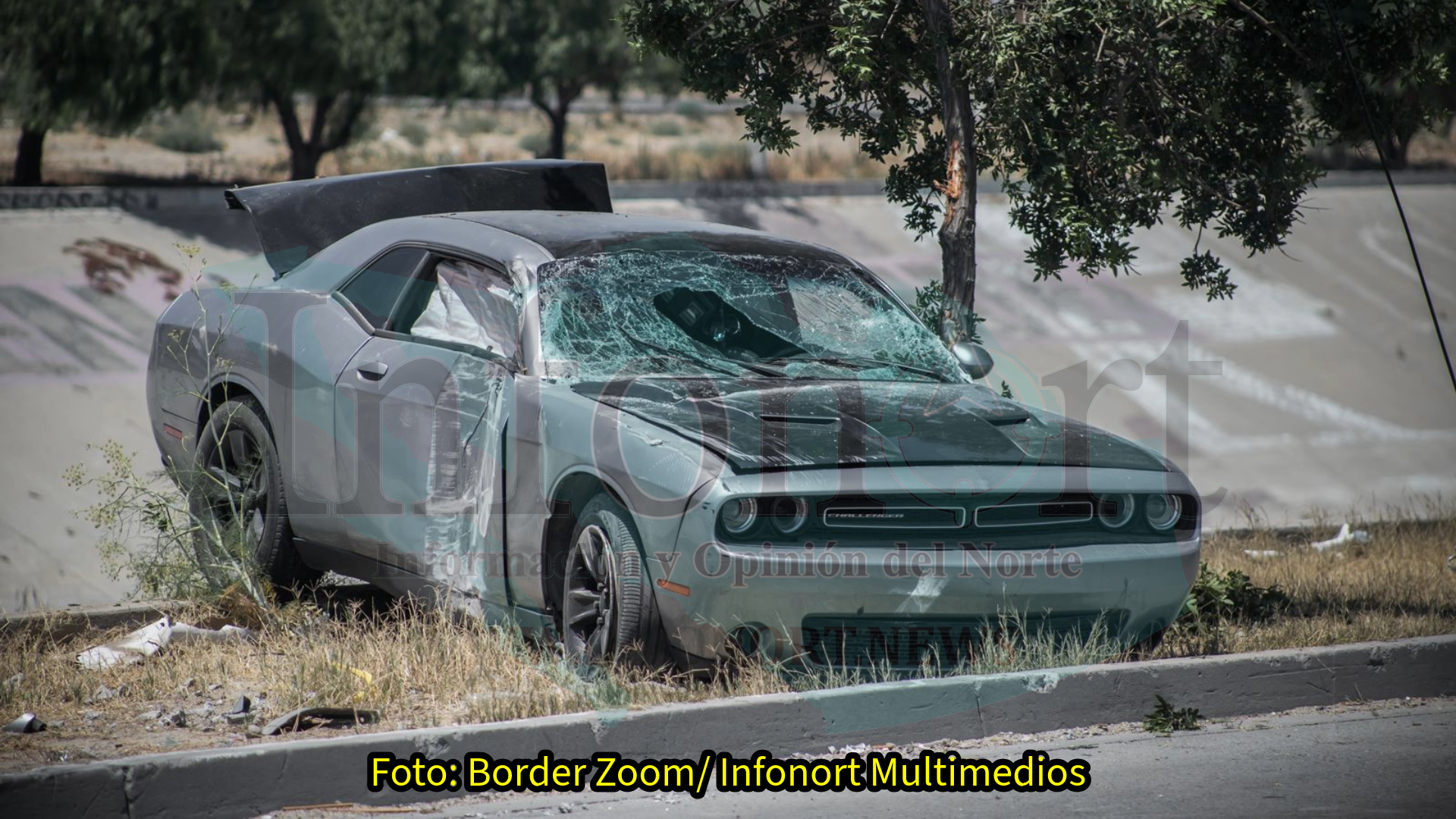 Deportivo choca y queda a centímetros de caer a la canalización, en Vía Rápida Oriente