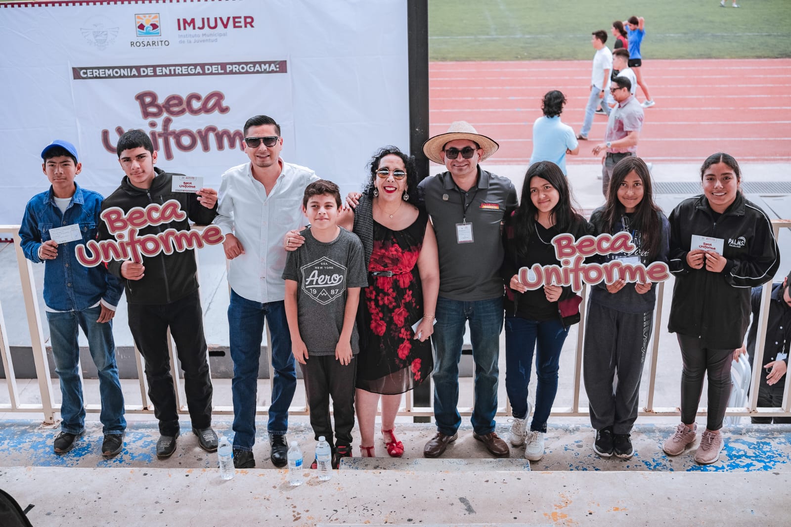 Entregan vales de la Beca Uniforme 2024 a estudiantes rosaritenses