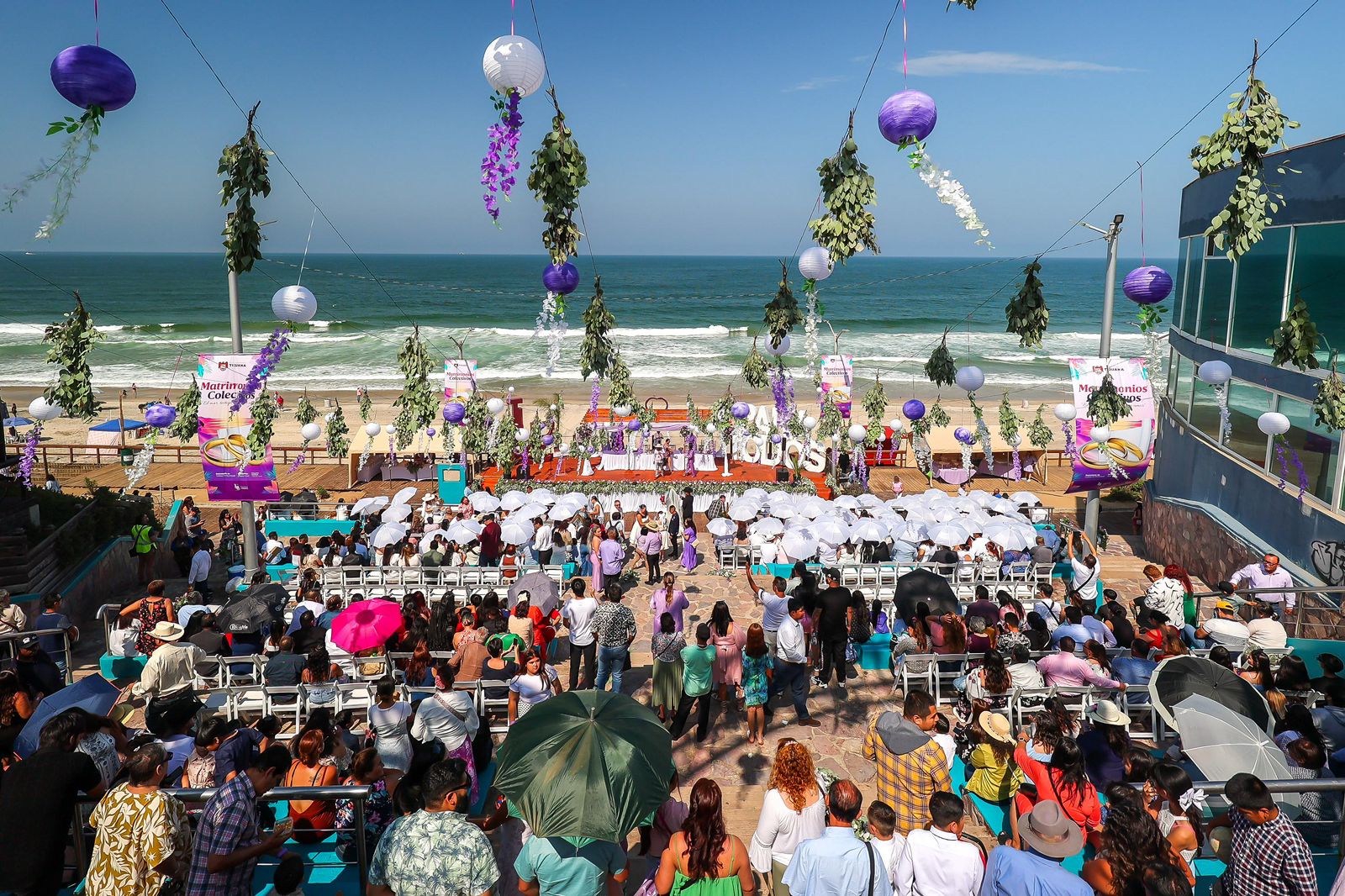Celebra Ayuntamiento de Tijuana matrimonios colectivos con 150 parejas unidas frente al mar