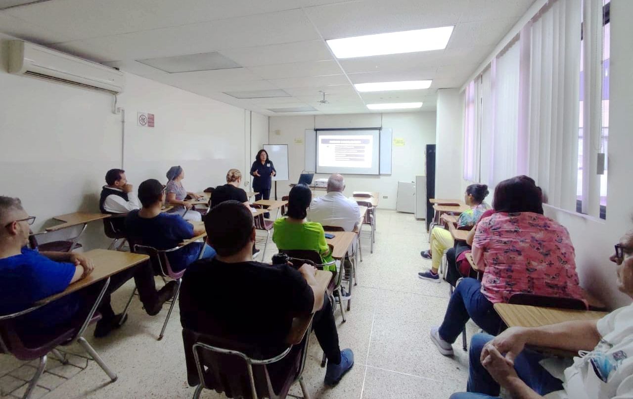 Capacida SSCBC a personal médico y administrativo de ISSSTECALI sobre riesgos cibernéticos