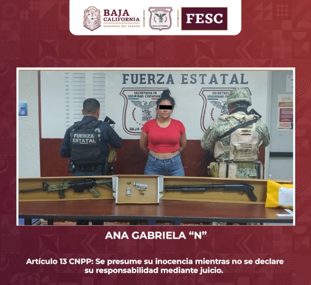 Detienen a mujer en posesión de armas, granada y drogas, en Mexicali
