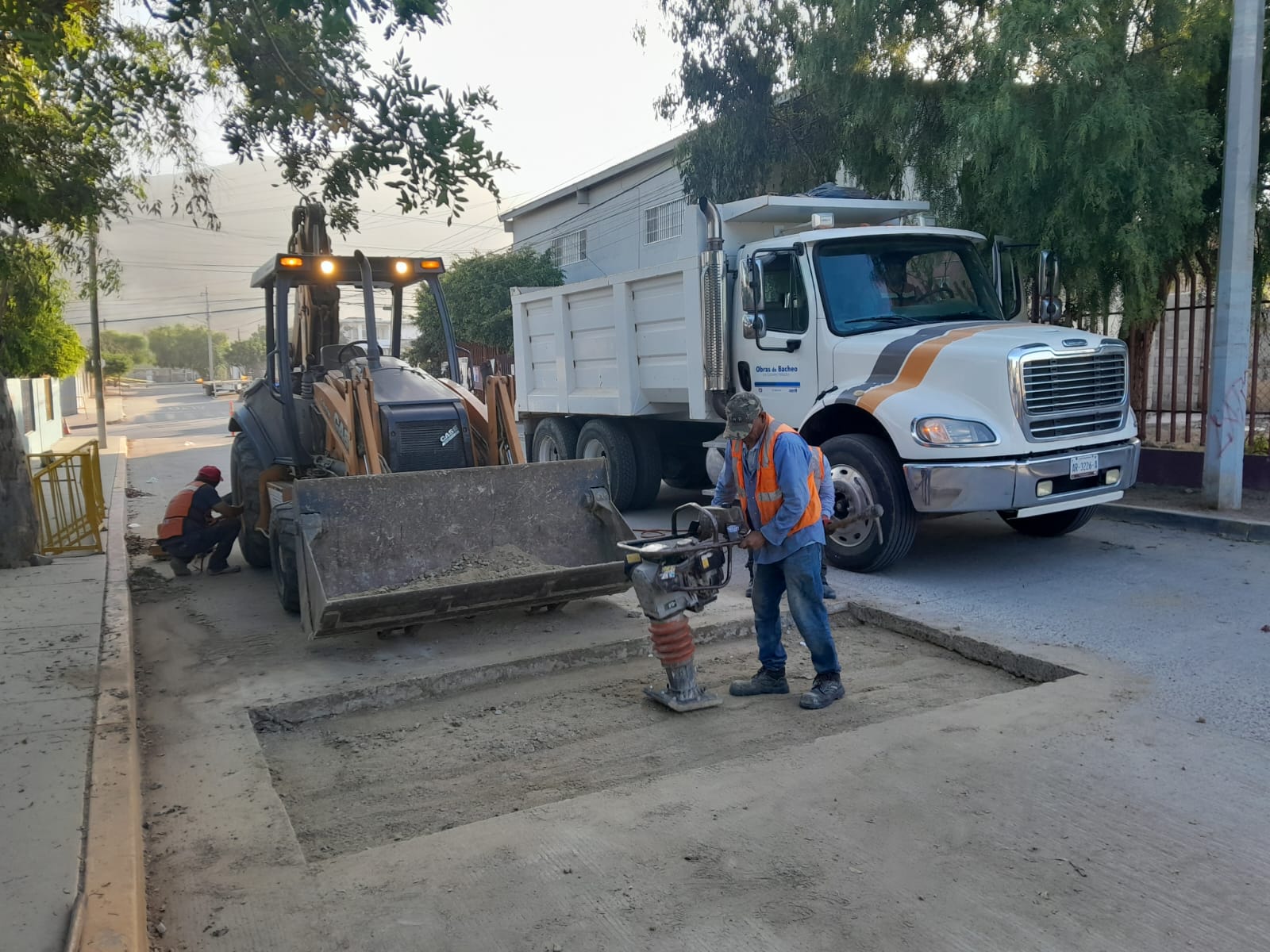 Avanza CESPT con operativo de bacheo en colonias de Tijuana
