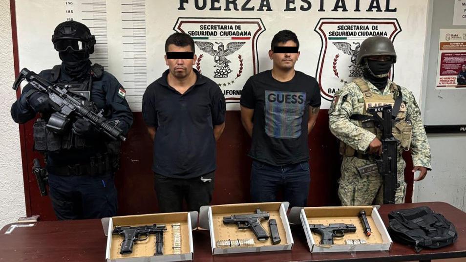Detienen a dos hombres en posesión de armas de fuego, en Mexicali