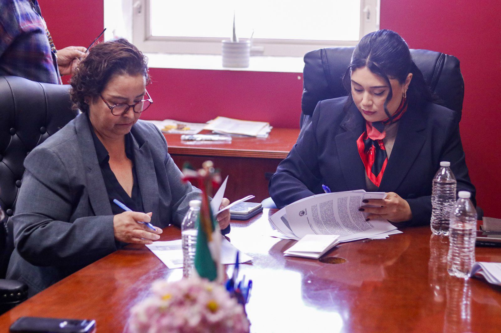 Firman alcaldesas María del Rocío Adame Muñoz y Alejandra Padilla Orozco, acta de entrega-recepción de Playas de Rosarito