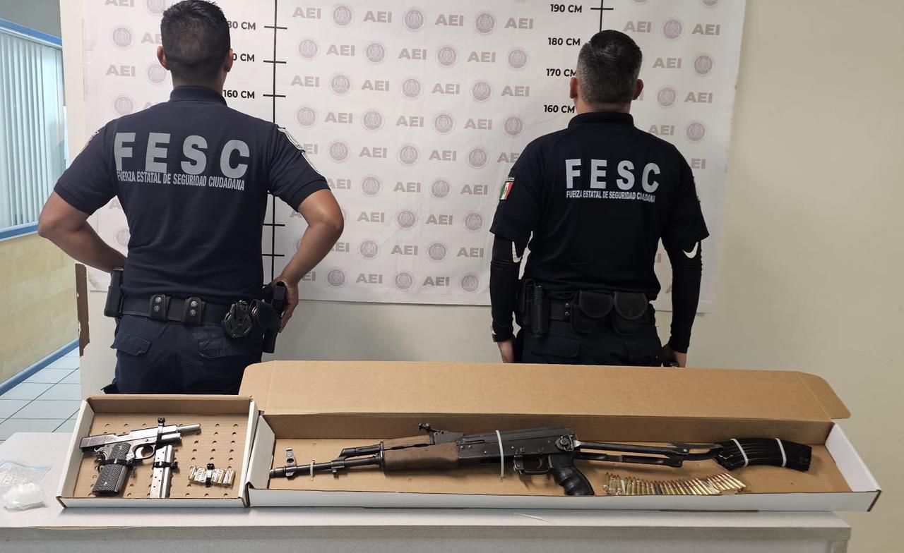 Aseguran armas de fuego en el interior de vehículo abandonado, en Tecate
