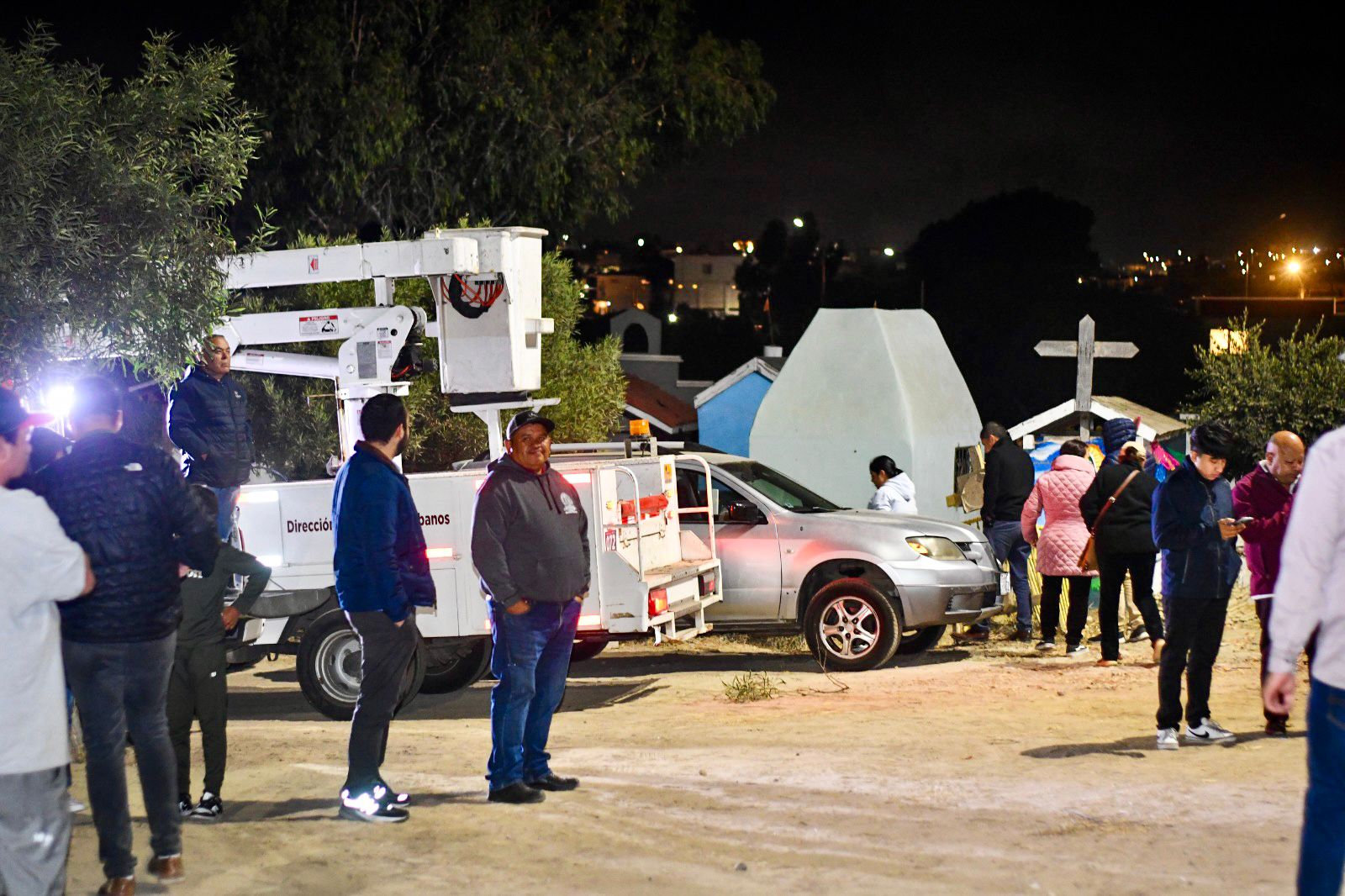 Inaugura Gobierno de Rosarito nuevo alumbrado público en el Panteón Municipal