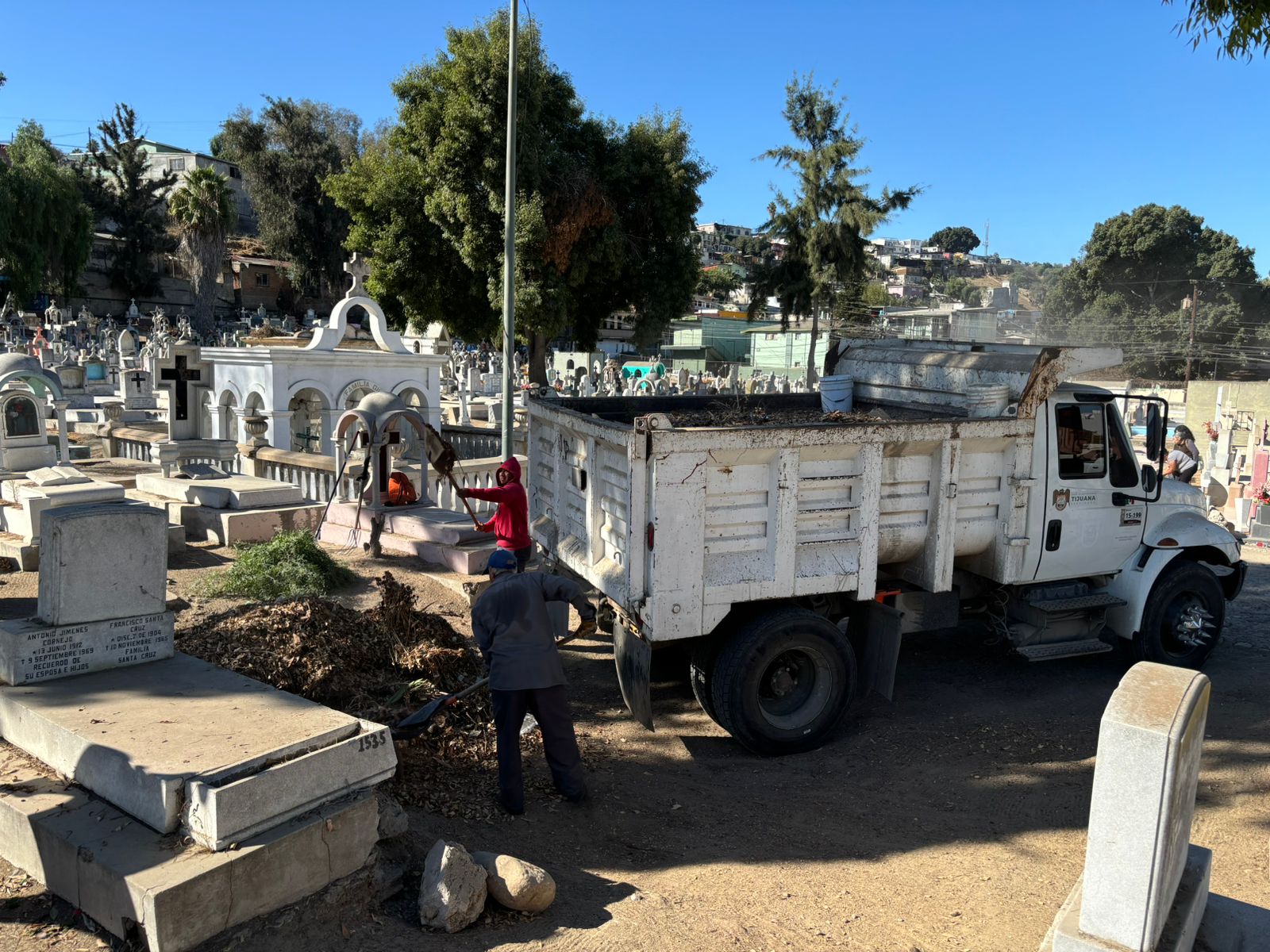 Permanecerán abiertos en horario especial panteones de Tijuana