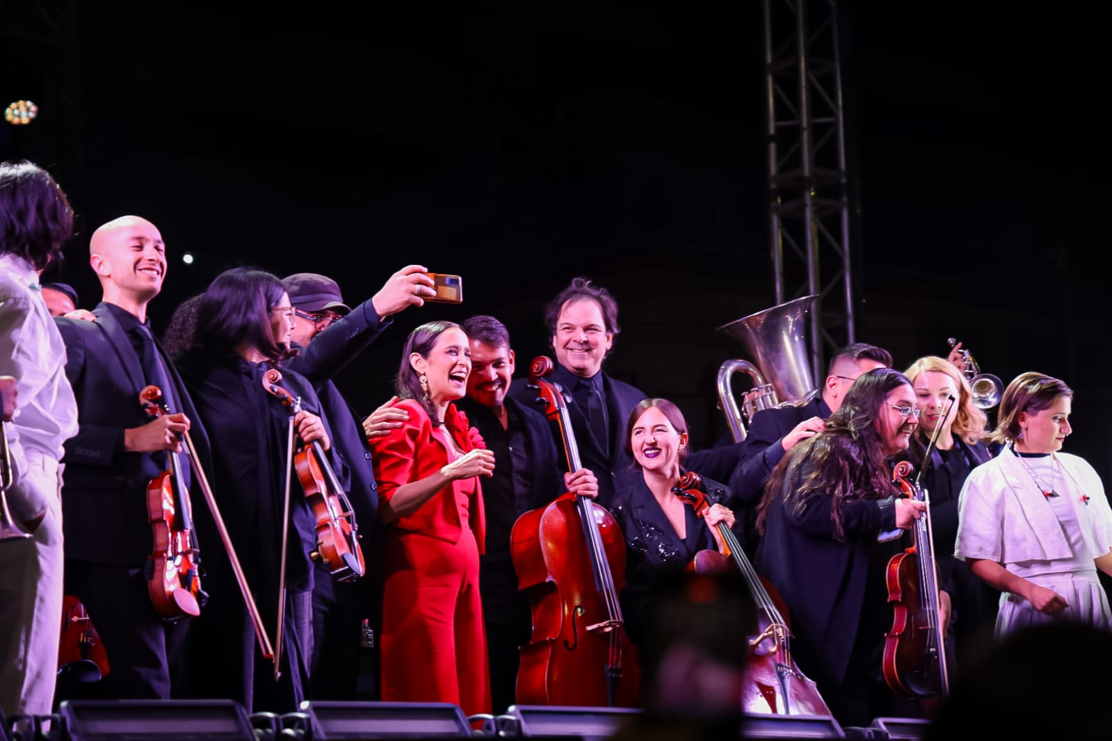Disfrutan 40 mil personas de Julieta Venegas y la Orquesta de Baja California en la Revolución