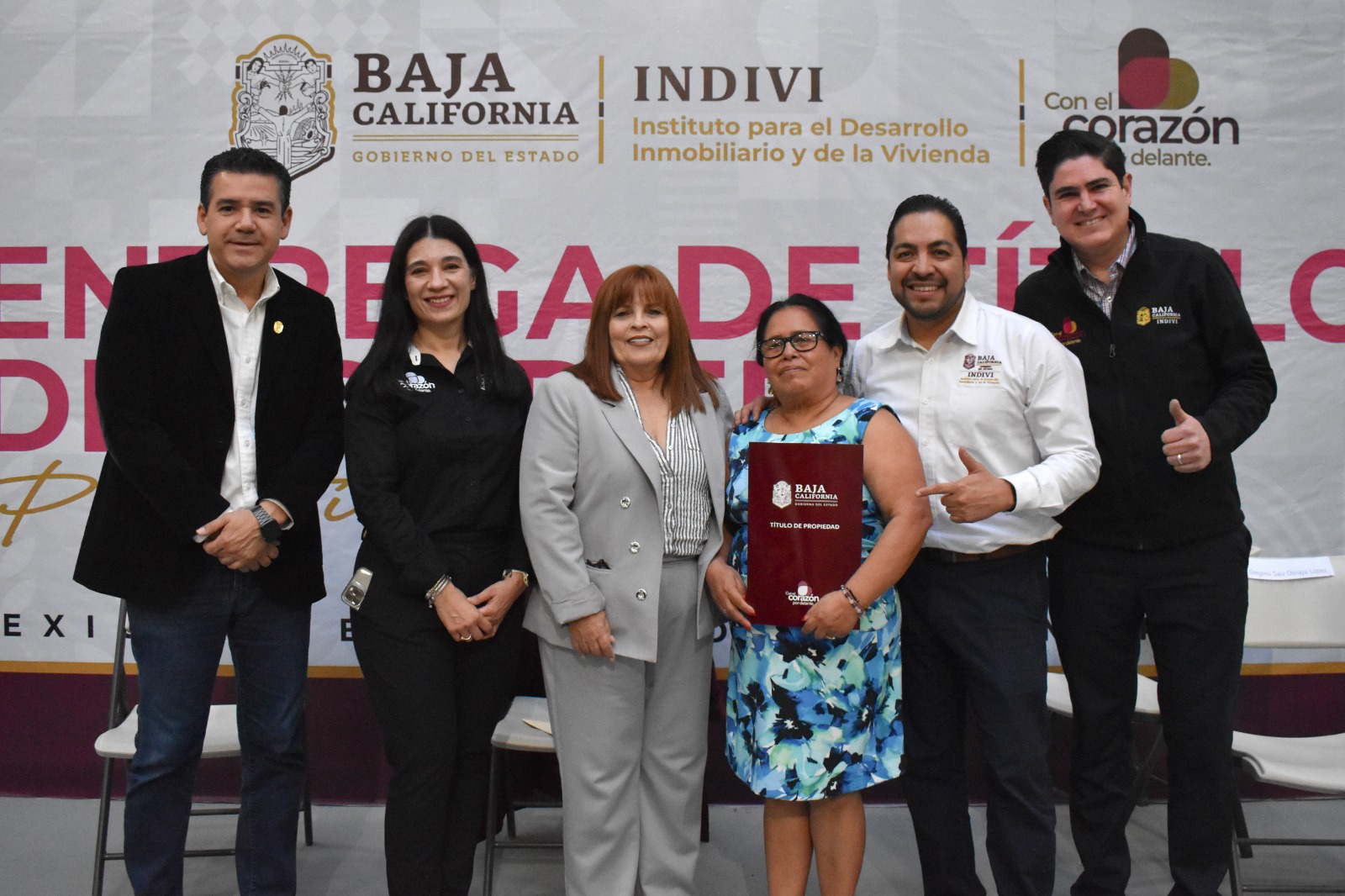 Entrega Gobierno de BC títulos de propiedad a más de cien familias de Mexicali