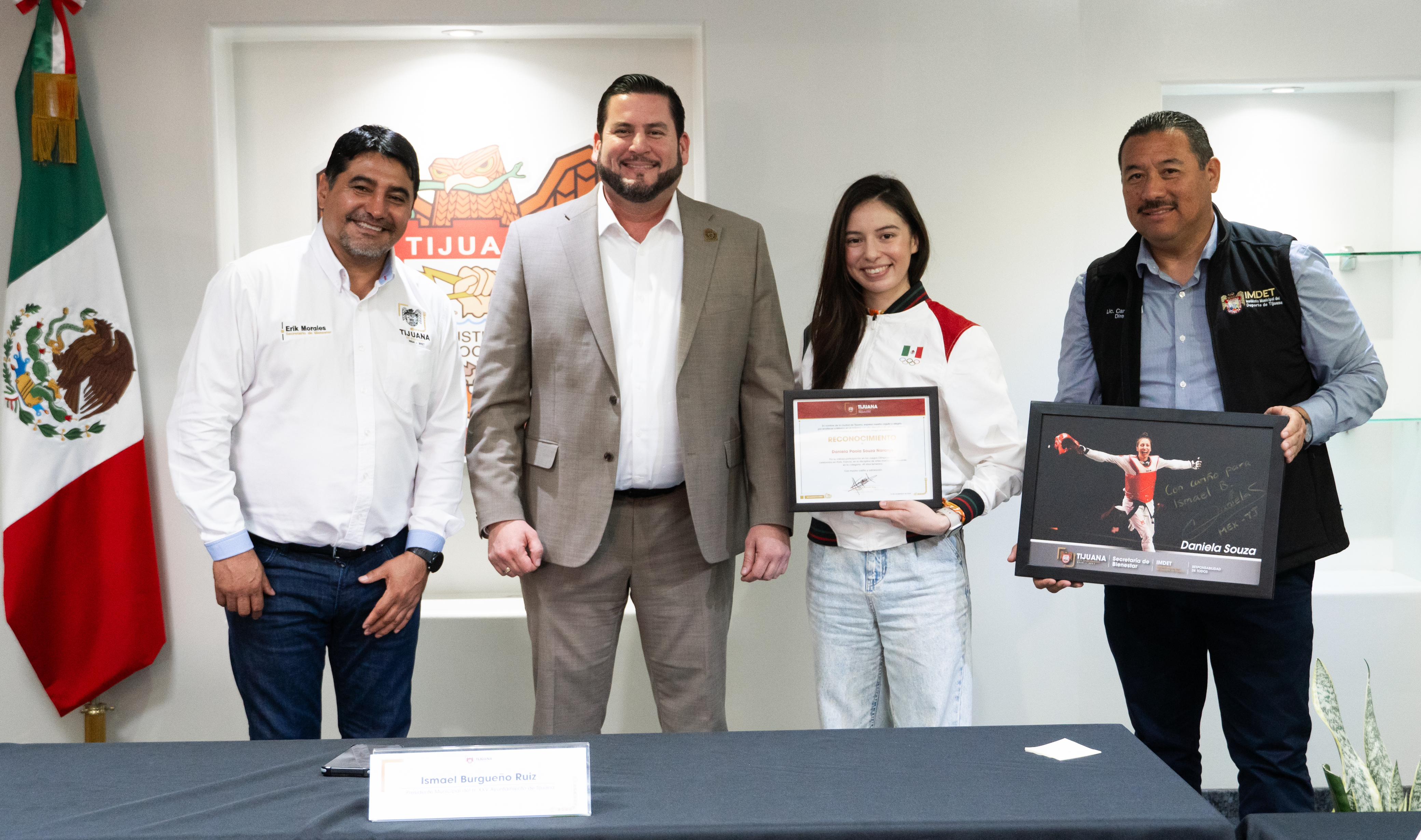 Recibe alcalde Ismael Burgueño a la atleta olímpica tijuanense Daniela Souza